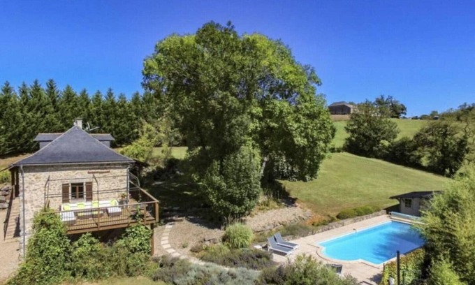 La Fouillade Villa | Villa Serena, a magnificent holiday home for 8 people with private heated swimming pool, located near the medieval castle of Najac in south-west France.