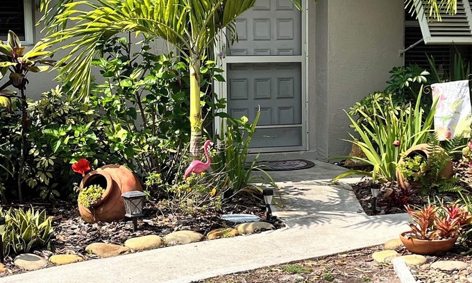 Park East Villa | VILLA SIESTA IV-priv cottage Downtown Secret Community-Heated Pool!