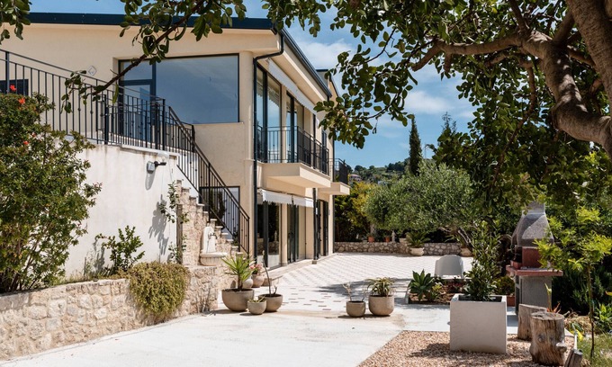 Favara Villa | Villa 'Simona with Garden' with Sea View, Wi-Fi and Air Conditioning