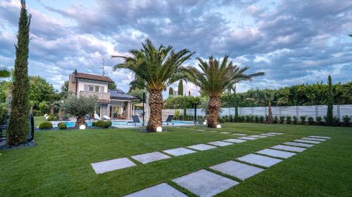 San Benedetto di Lugana Villa | Villa Sirmione Front Lake
