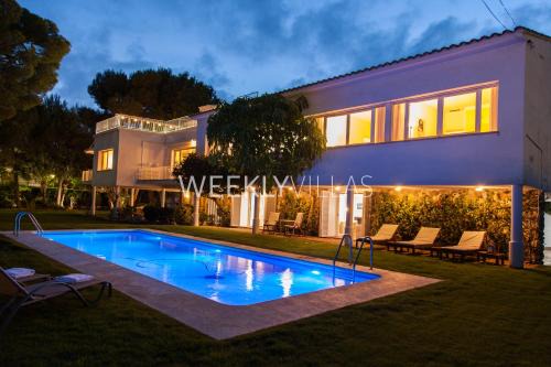 Passeig Maritim Villa | Villa Sitges Tupinetti Beach at 1 min walk Amaizing Garden and View Center Sitges 5 minutes walk