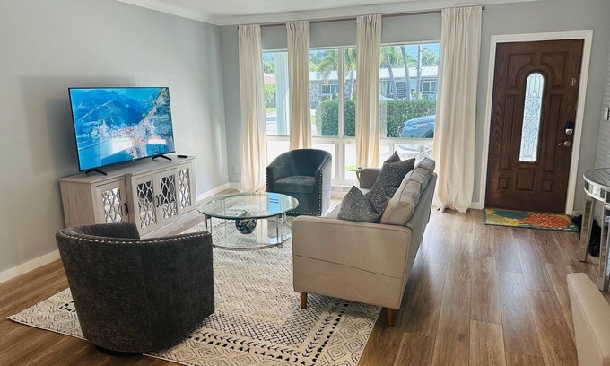 Lighthouse Point House | Villa Sole Heat Pool & Beach