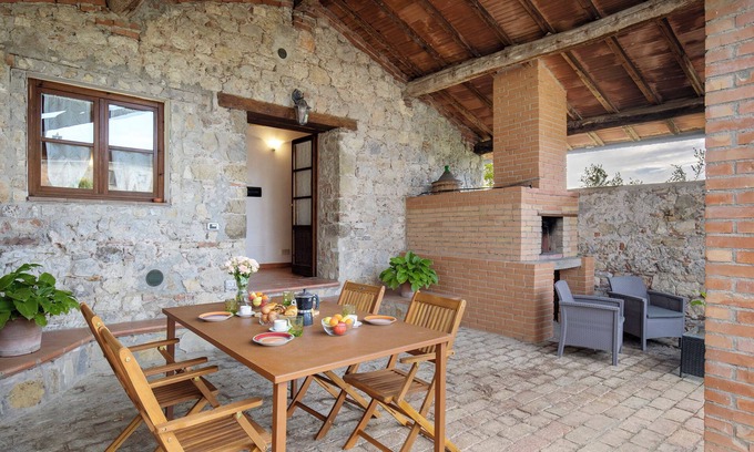 San Macario In Monte Villa | Villa 'Sui Colli Toscani Con Piscina' with Shared Pool, Shared Garden and Wi-Fi
