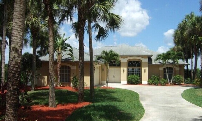 Joel House | Villa surrounded by palm trees with solar heated pool for 4 people