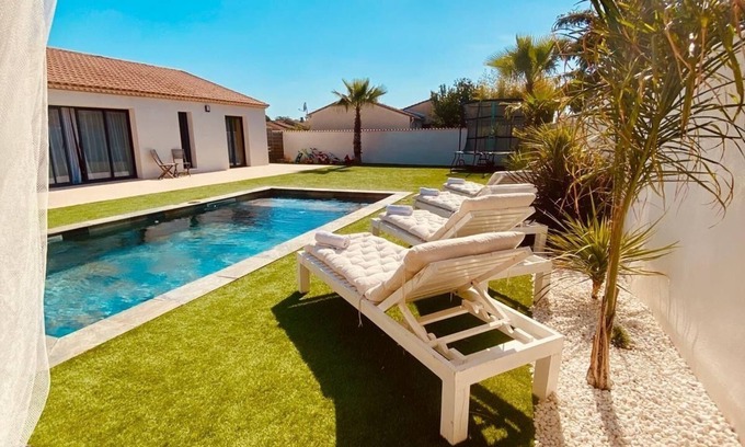 Aimargues Villa | Villa swimming pool 6 persons garden not overlooked