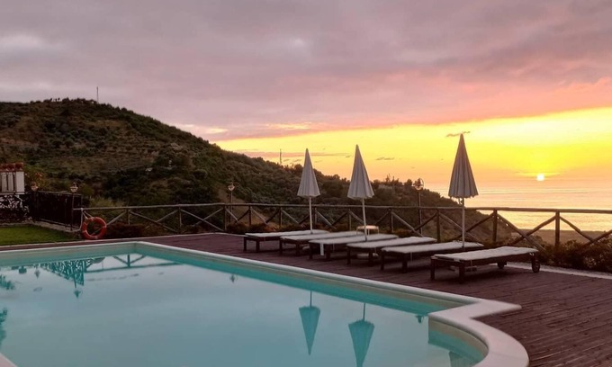 Capri Leone Bed & Breakfast | Villa Tecla - villa for 8 with pool & sea view