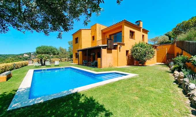 Begur Villa | Villa 'Tres Olivos - Begur' with Mountain View, Wi-Fi and Air Conditioning
