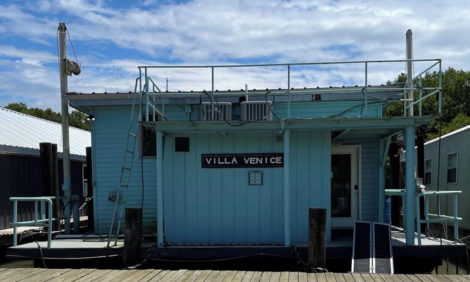 Venice Boat Rental | Villa Venice houseboat located in Cypress Cove Marina-5 bedrooms/2 full bathroom