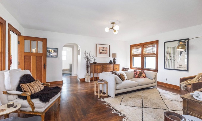Three Oaks Villa | Villa Verde -Eclectic Cottage with WiFi and AC in Three Oaks