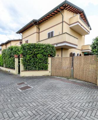 Cinquale Villa | Villa vicino al mare con giardino e parcheggio