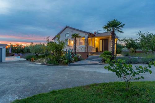 Kastelir Villa | Villa Viktoria poll&garden view