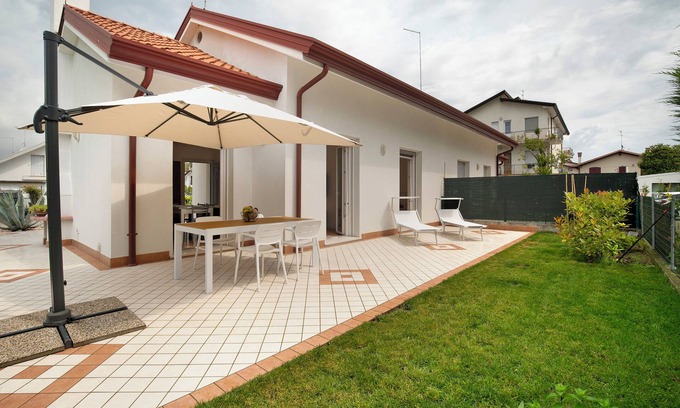 Lido di Jesolo Villa | Villa 'Villetta Bruna' with Private Garden and Air Conditioning