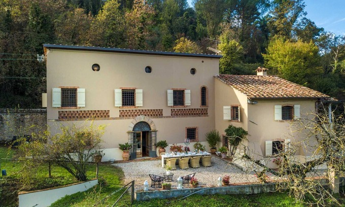 Vorno Villa | VILLA VIOLA - Residenze Seicento - An historic Villa with Garden close to Lucca with Air Conditioning