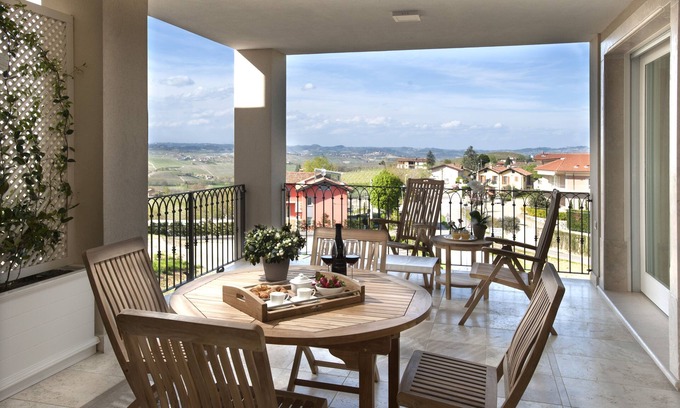 Castiglione Falletto Apartment | Villa Vitae - Luxury apartments - Cavour apartment - three rooms on on two levels, panoramic terrace and panoramic balcony, upper suite with bathtube