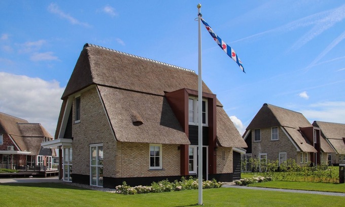 Delfstrahuizen Villa | Villa with a sauna in Tjeukemeer