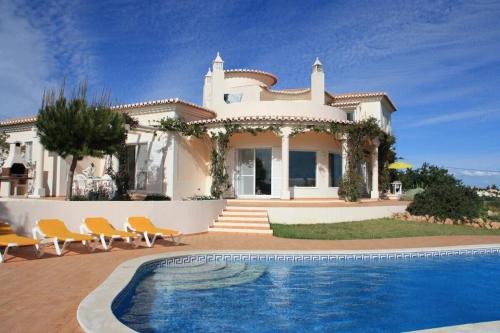 Estombar Villa | Villa with beautiful see views & spacious garden