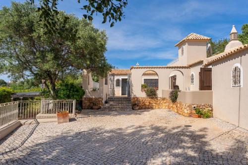 Cerro do Mocho Villa | Villa with Bio pool 4 ensuite Bedrooms, private Swimming pool and beautiful gardens