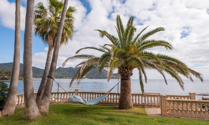 Cala Bona Ski Chalet | Villa with direct sea access
