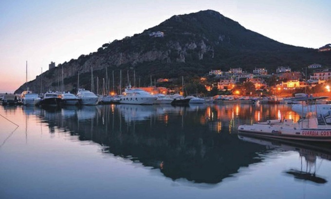 Colonia Elena Villa | Villa With Garden Consisting of 3 Floors With 6 Bedrooms and 5 Bathrooms