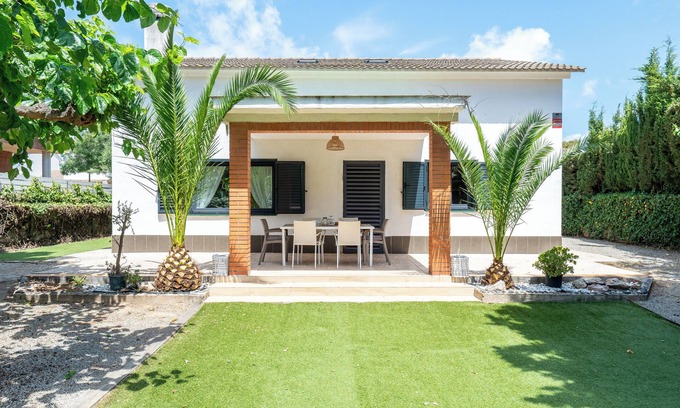 Cambrils House | Villa with Garden next to the Beach