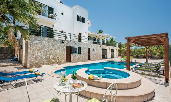 Olhao Villa | Villa with Heated Pool, Tennis Court, Jacuzzi, Games Room, WIFI and AC