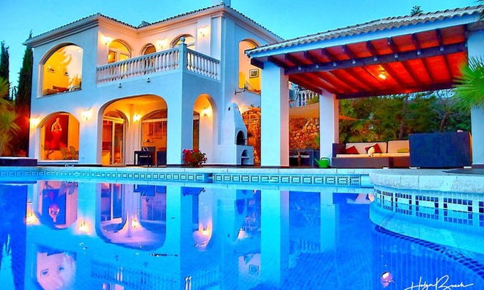 Moclinejo Villa | Villa with magnificent sea and mountain views and heated pool