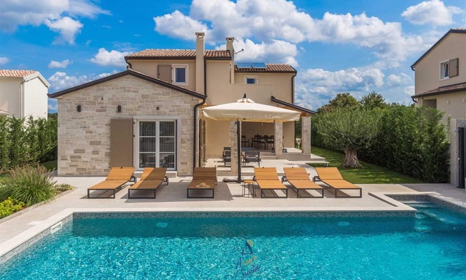 Tar-Vabriga Villa | Villa with private hydro massage salt water pool close to beach