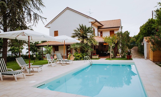 Capodarco Villa | Villa with swimming pool in the countryside with sea view