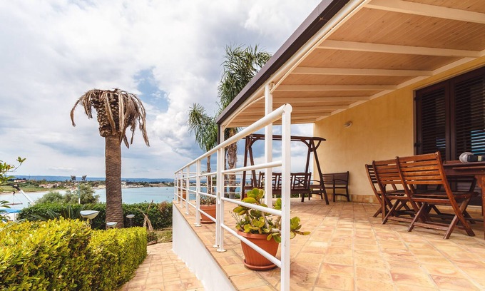 Isola Villa | Villa with swimming pool close to the sea