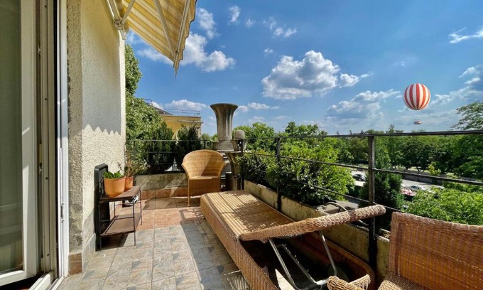 Herminamezo Apartment | Villa with terrace overlooking the city park