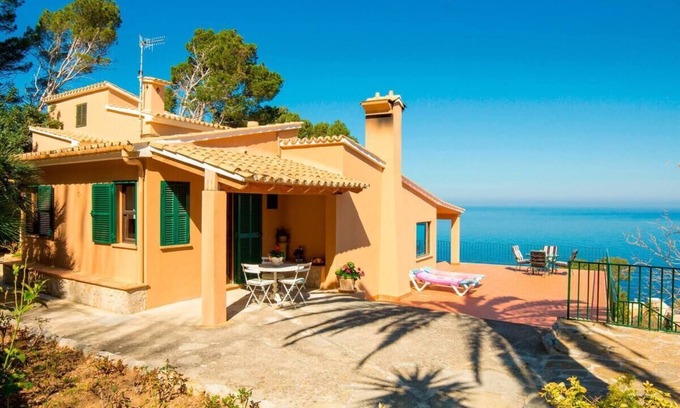 Banyalbufar Villa | Villa with Wi-Fi and stunning sea views.