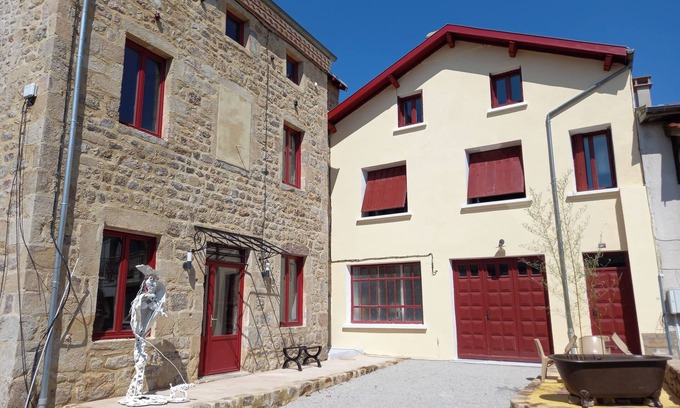 Rozier-Cotes-d'Aurec House | Village artist's house