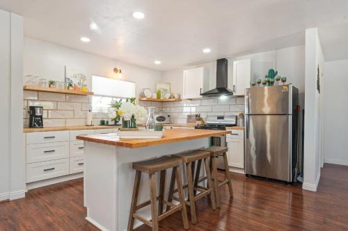 Joshua Tree House | Village House - Hot Tub, Pool, walk to shops