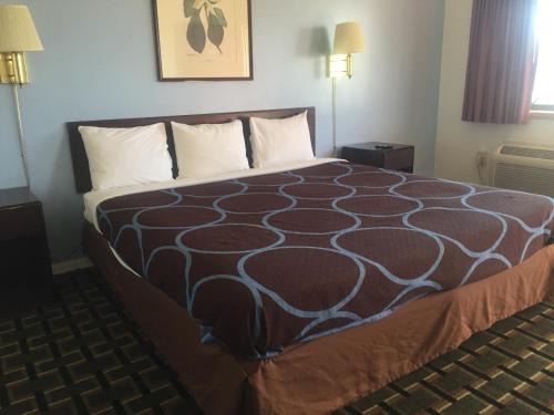 Salina Hotel | Village Inn Salina