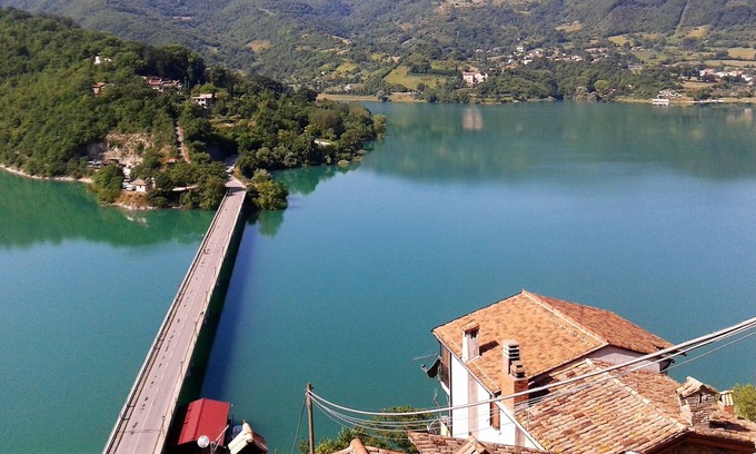 Castel di Tora Apartment | Village on the Lake Holiday House