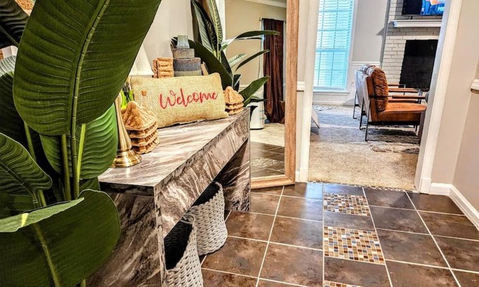 Whitehaven House | VillaQuèFrancia near Elvis Presley's Graceland 6 mins from Airport, Shuttle, & Rental Vehicle