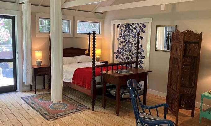 Vineyard Haven Cottage | Vineyard Haven Guest Cottage