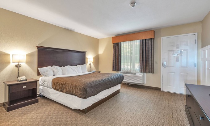 Kelleys Island Hotel | Vineyard Suite at Kelley's Island Venture Resort