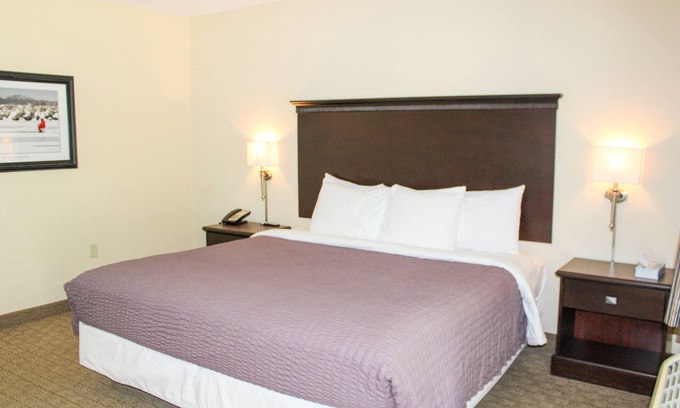 Kelleys Island Hotel | Vineyard Suite at Kelley's Island Venture Resort