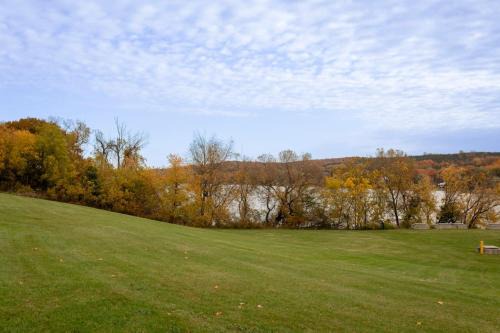 Prince Edward House | Vineyard Suite - Family Friendly in Picton PEC