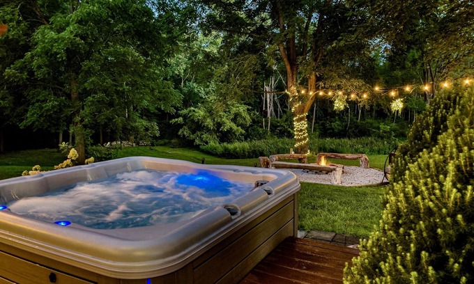 Madison Cottage | Vineyard View | Walk to Wineries & River| Hot Tub