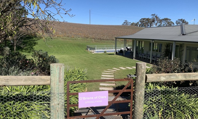 Spring Farm House | Vineyard views, large deck, Pet friendly, WiFi, Netflix, Pool, Firepit, Aircon