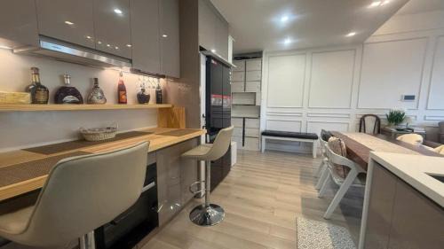 District 9 Apartment | Vinhome Grandpark TPHCM Vietnam Masteri Centre Point Luxury Apartment with Adventure at Your Doorstep - Amusement Park & Poolside Comfort!