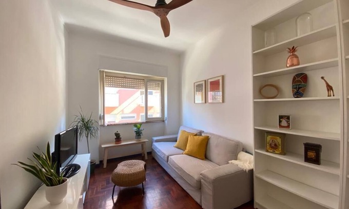 Principe Real Apartment | Vintage 1BR Ap Close to Principe Real