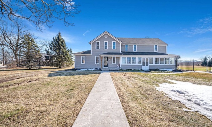 Sherkston House | Vintage 8BR Farmhouse | Hot Tub & Spacious Yard