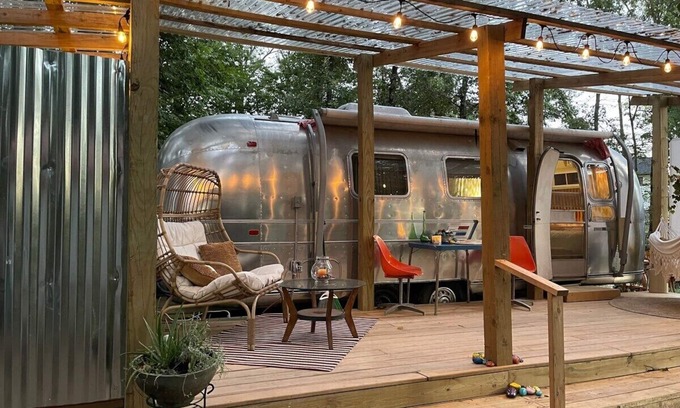 Berryville House | Vintage Airstream + Hot Tub + Glamping + Fire Pit