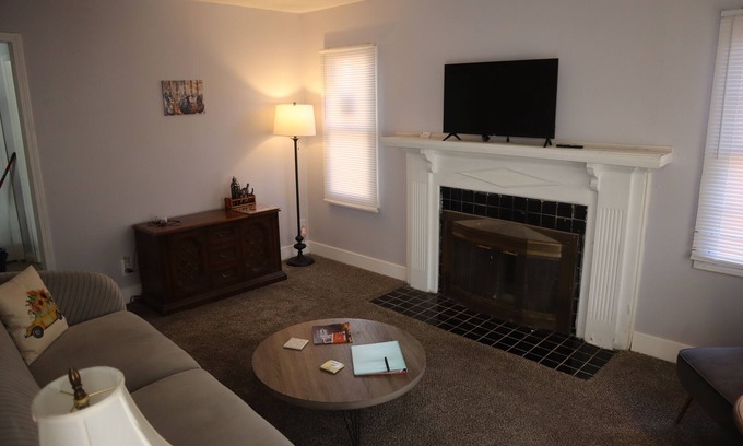 Detroit House | Vintage Bungalow Near Grosse Pointe & Down Town Detroit