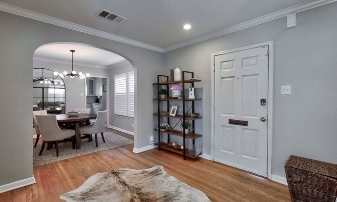 Terrell Heights House | Vintage Charm Retreat in Alamo Heights