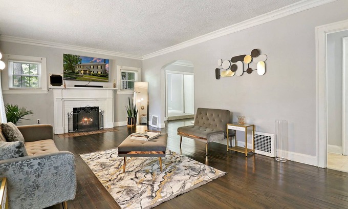 Waukegan House | Vintage Charm Spacious NorthShore Home GreatLakes