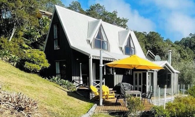 Hahei House | Vintage Charm with Breathtaking Sea Views